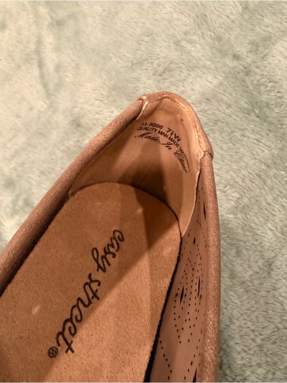 Easy Street Women's Kipper Comfort Flats Laser Cut Tan Taupe Size 7.5 - Picture 6 of 6